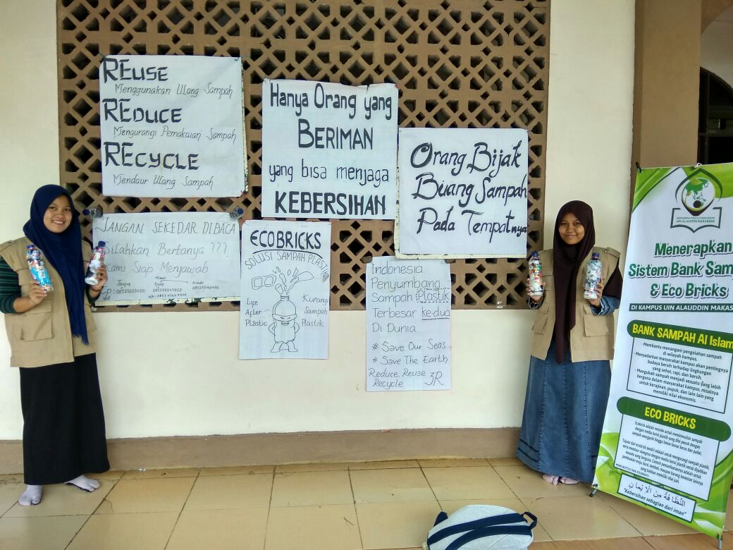 Gambar MPL UIN Alauddin Sosialisasi Eco Bricks di Pelataran Masjid